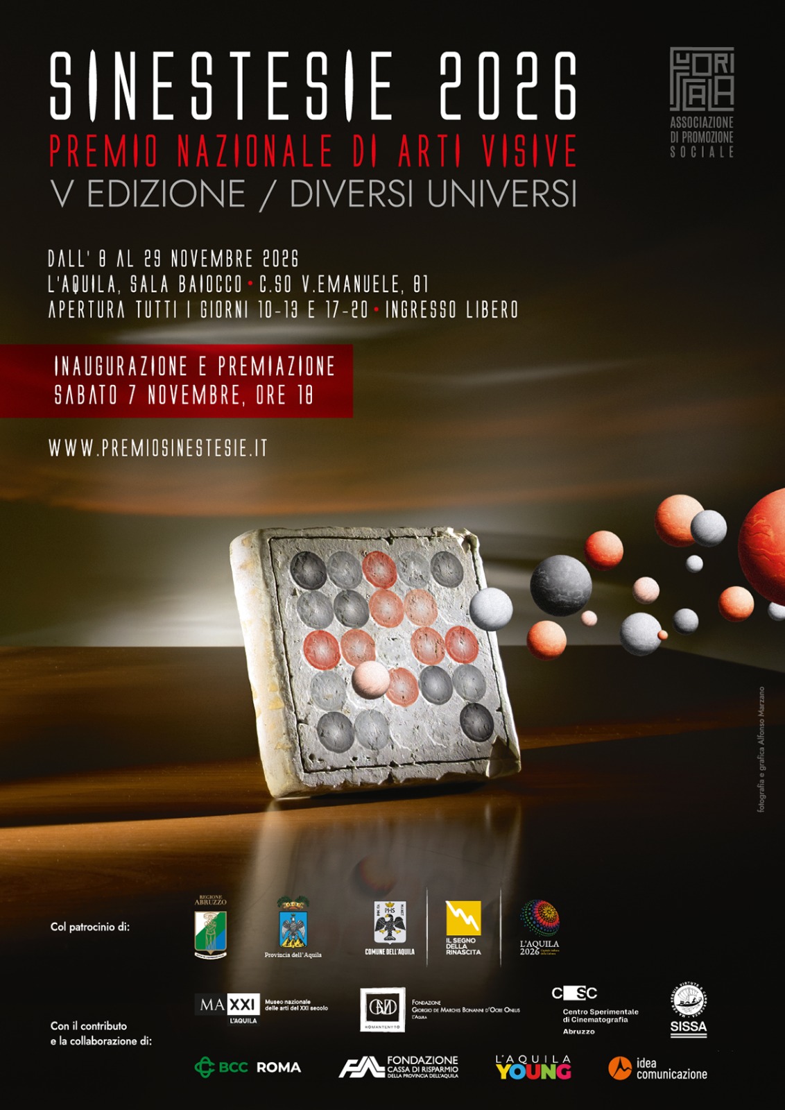 Locandina di Diversi Universi, mostra delle opere selezionate del Premio Sinestesie V edizione, Sala Baiocco L'Aquila, 8-29 novembre 2026